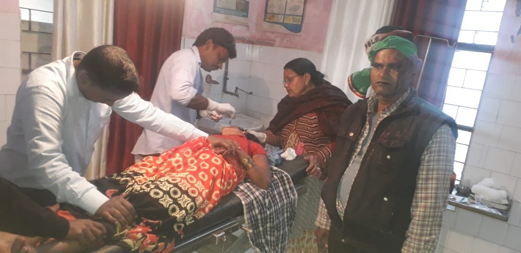 मारपीट में दो घायल, हुए रेफर, फिर झलकी पीएचसी में लापरवाही