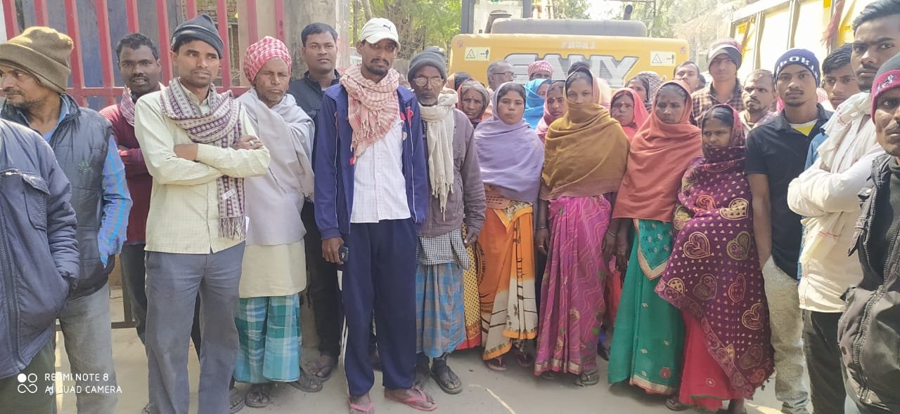 महिलाओं के साथ मारपीट, ग्रामीण पहुंचे थाना