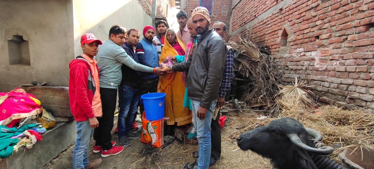 रेड क्रॉस के सचिव ने अग्नि पीड़ित को भेजी सामग्री