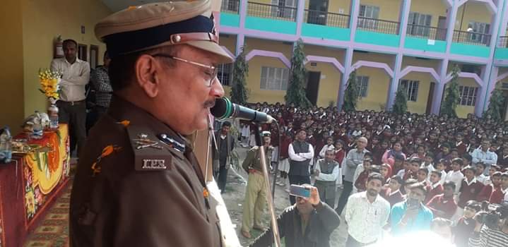 ज्ञान गंगा इंटर स्कूल के बच्चों के बीच पहुंचे डीजीपी गुप्तेश्वर पांडेय,कहा- मन को कंट्रोल करना सीख गए तो जीवन में हो जाएंगे सफल