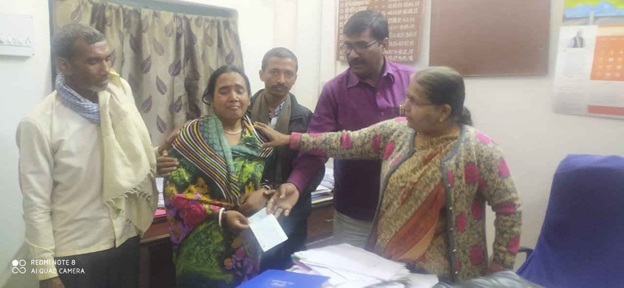 करीब ढाई वर्षों बाद मुआवजा राशि का चेक मिलने पर रो पड़ी गीता देवी ।