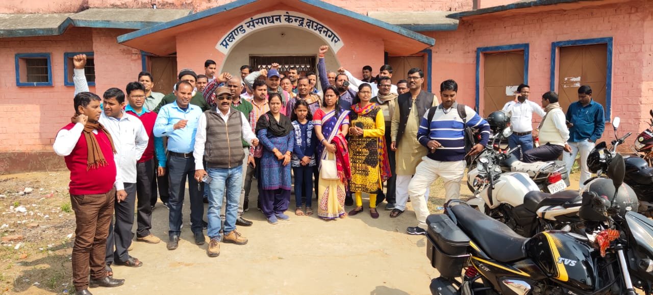 शिक्षकों ने किया अनिश्चितकालीन हड़ताल की शुरुआत