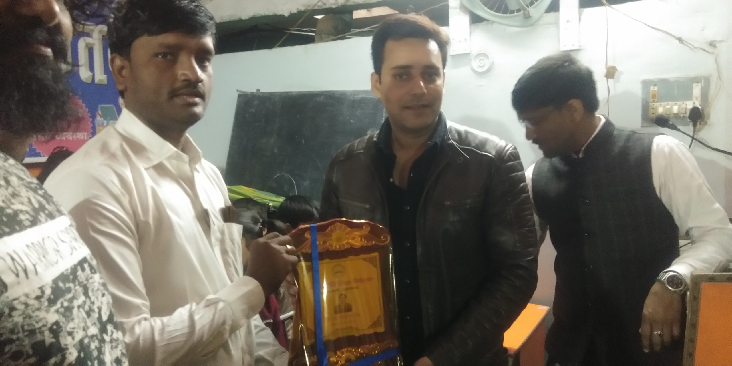 टीवी व फ़िल्म अभिनेता राव रणविजय सिंह से ऑटोग्राफ लेने के लिए बच्चो में मची रही होड़