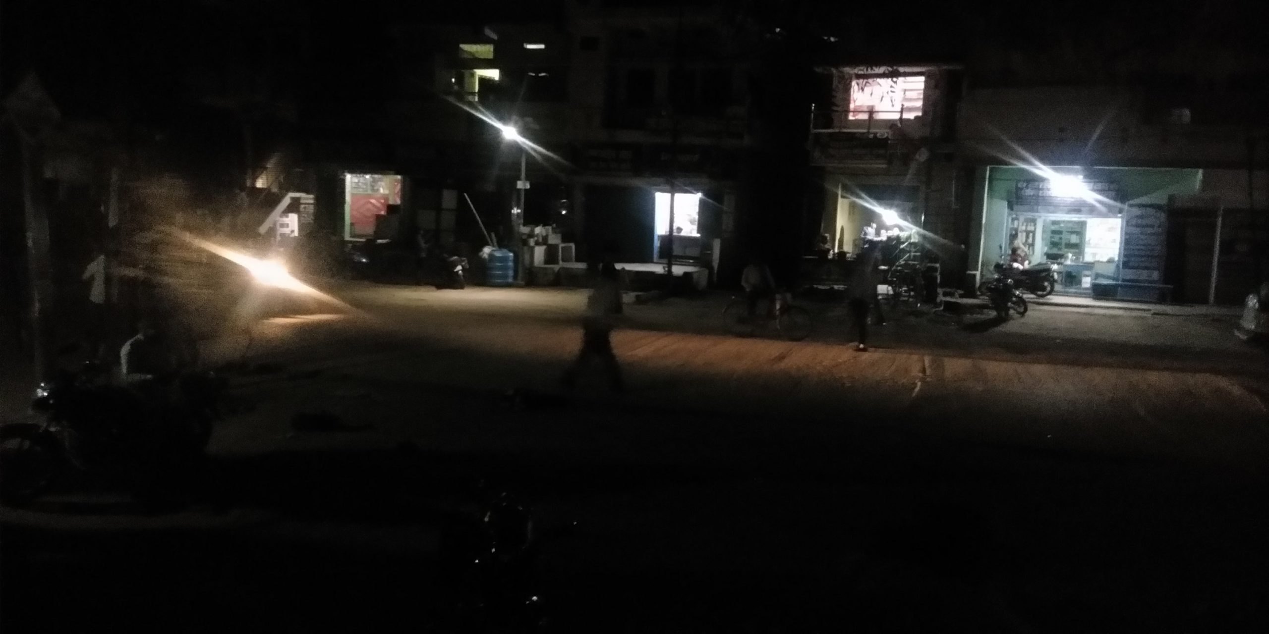 बिना सूचना शहर में बिजली आपूर्ति कर दी गई बंद,  अंधेरे में रहा शहर