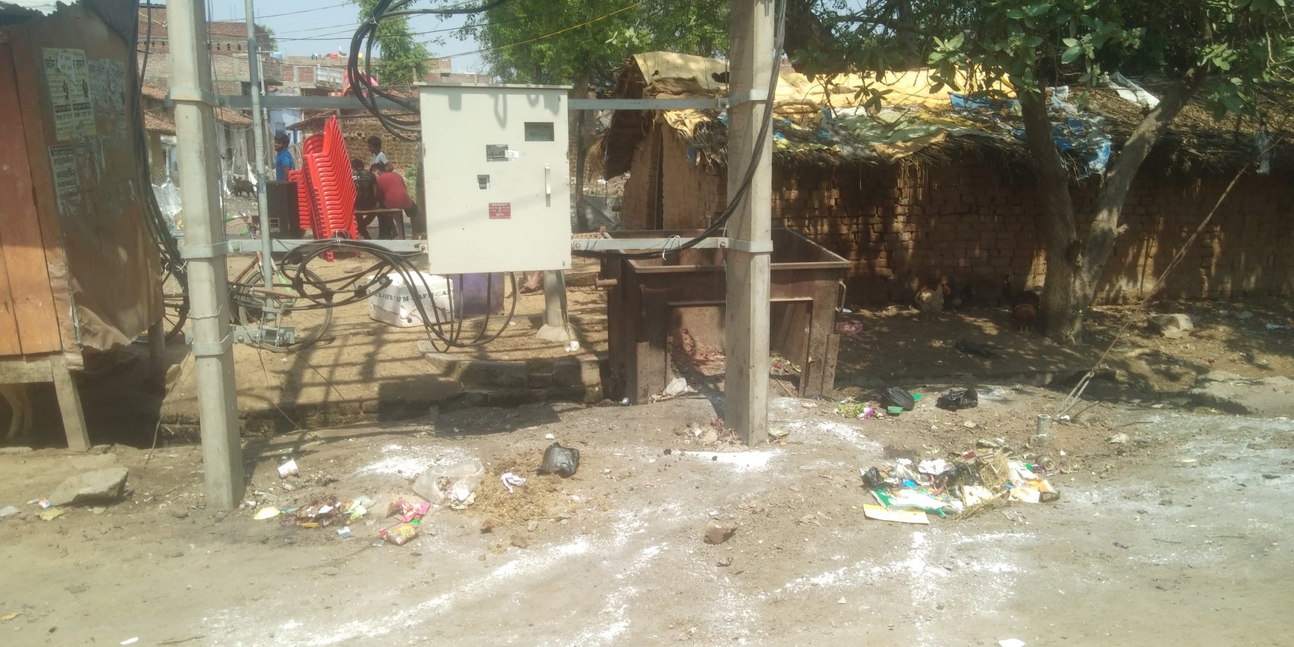 ट्रांसफार्मर से बिजली कनेक्शन देने की मांग,जेई व ठेकेदार पर लगाया आरोप