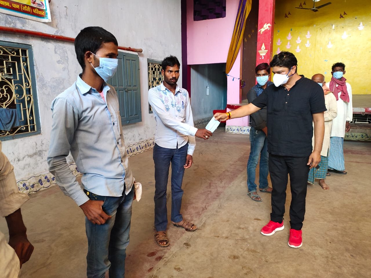 रेड क्रॉस ने की भोजन की व्यवस्था।