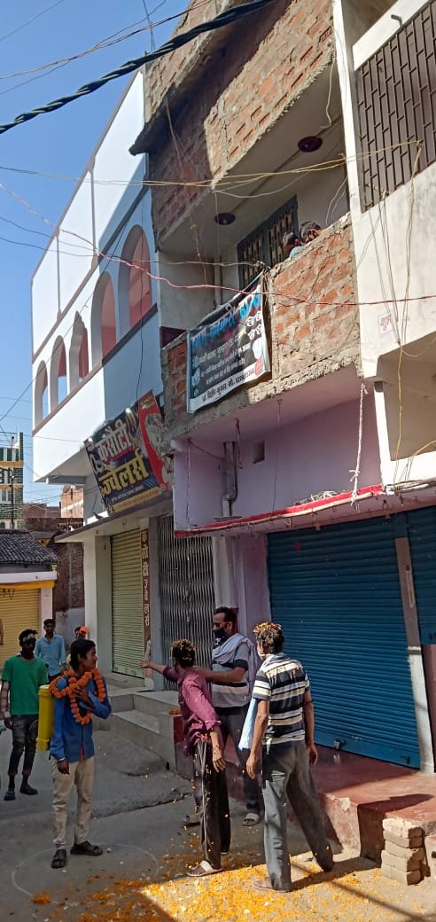 पुष्प वर्षा कर माला पहनाकर सफाई कर्मियों का किया सम्मान