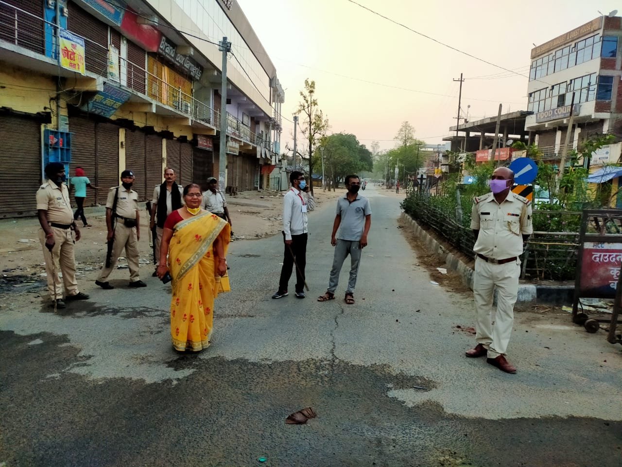 लॉकडाउन का पालन सुनिश्चित कराने सड़क पर उतरे पदाधिकारी