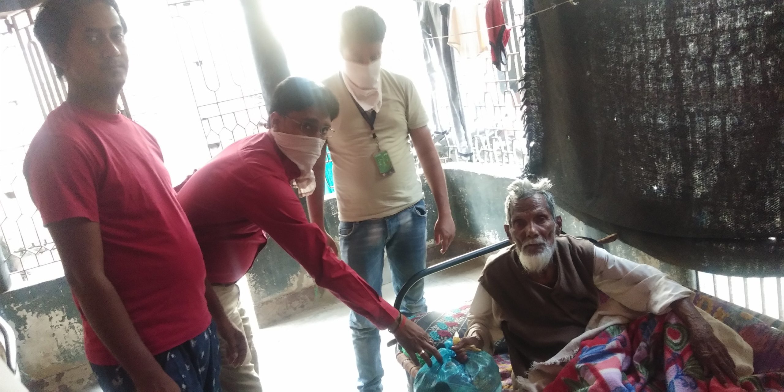 वार्ड संख्या नौ में बांटी गयी राहत सामग्री