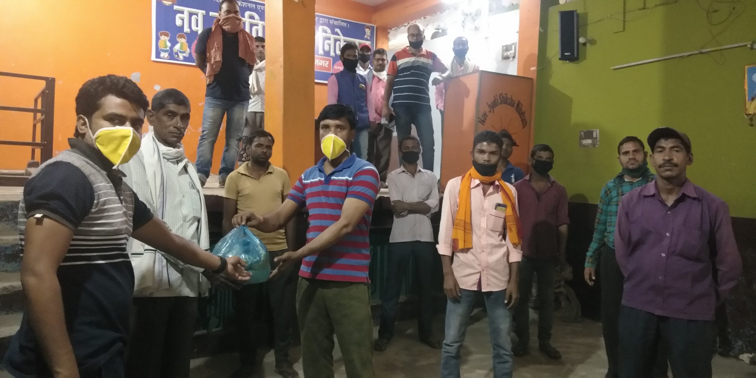 नव ज्योति शिक्षा निकेतन ने किया अखबार विक्रेताओं के बीच राशन सामग्री की किट का विरतण