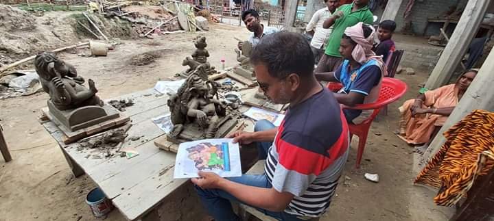 फिल्मकार जब लॉक डाउन में घर आए तो बन गए गाय के गोबर से प्रतिमा बनाने वाले कारोबारी