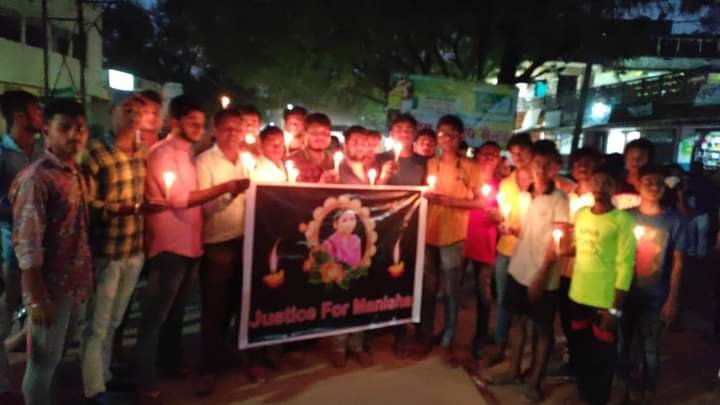 पीड़िता को न्याय दिलाने के लिये निकाला कैंडल मार्च