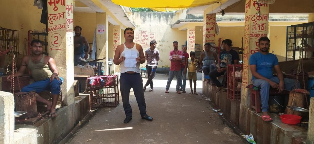 गली मुहल्लों में भी लग रही मुर्गा की दुकानें