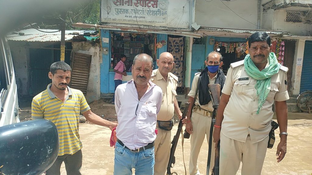 पॉकेटमार को पकड़कर किया पुलिस के हवाले, पॉकेटमारी करते रंगे हाथ पकड़ा गया