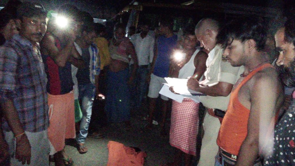 सड़क दुर्घटना में युवक की मौत, एक जख्मी,सड़क जाम