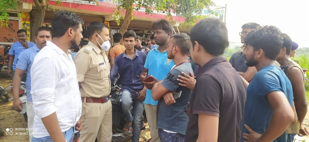 बिजली की समस्या को लेकर ग्रामीणों ने किया करीब आधा घंटा सड़क जाम