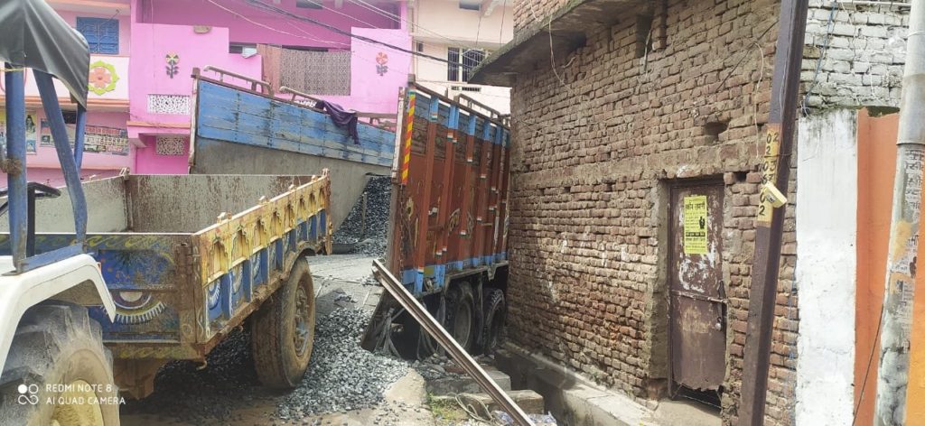 रास्ता भूल ट्रक पहुंच गया कसेरा टोली रोड में , नाली में फंस गया ट्रक