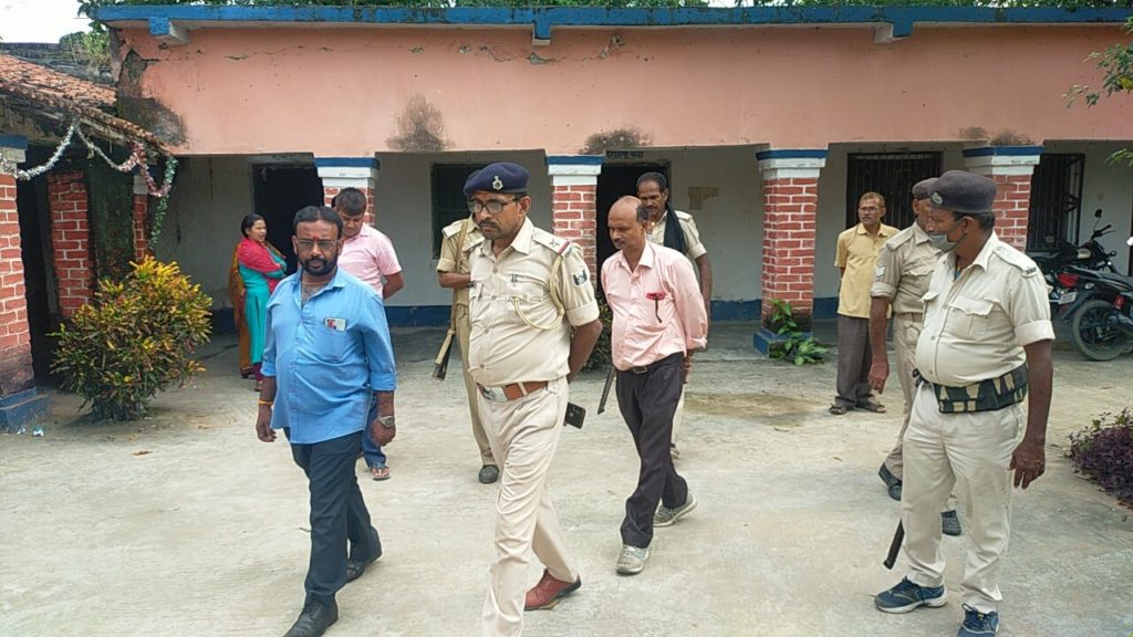 स्मार्ट क्लास का ताला तोड़कर एलईडी टीवी की चोरी