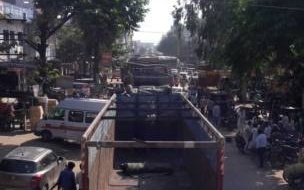 ट्रक से कुचलकर महिला की हुई मौत, महिला का पति घायल