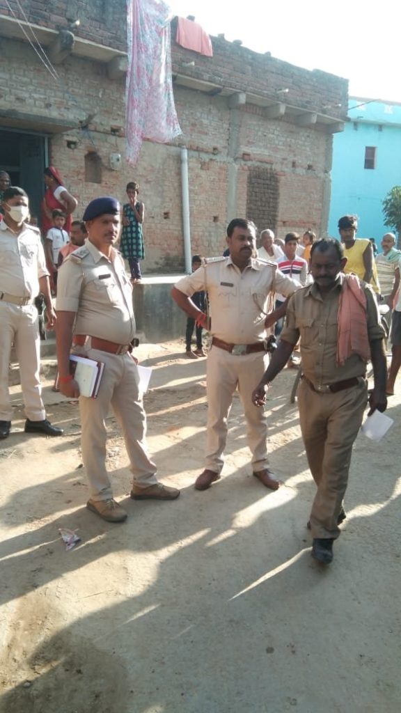 हत्याकांड के फरार अभियुक्तों के घर पर चिपकाया गया इश्तेहार