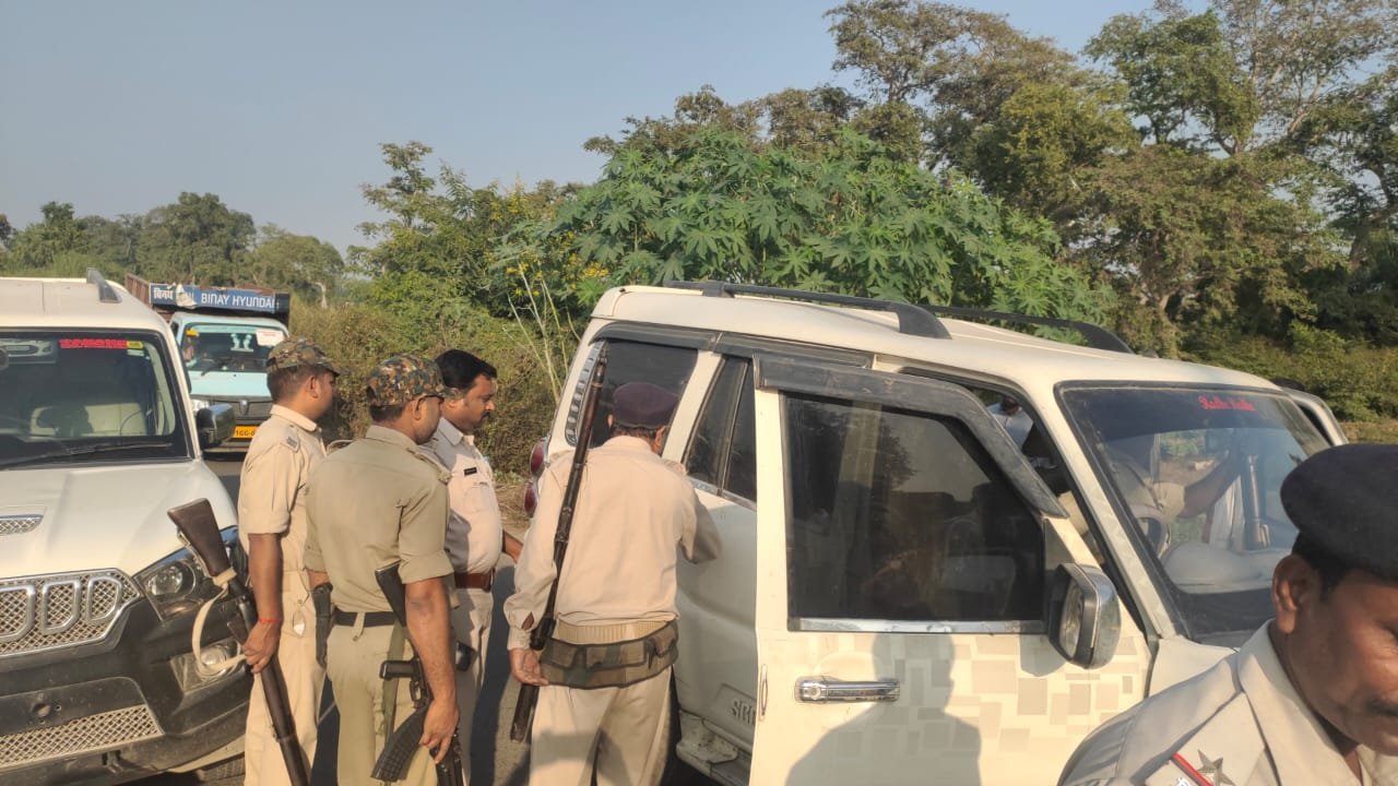 ढाई लाख रुपया व एक देसी कट्टा समेत स्कॉर्पियो वाहन को पुलिस ने किया जप्त