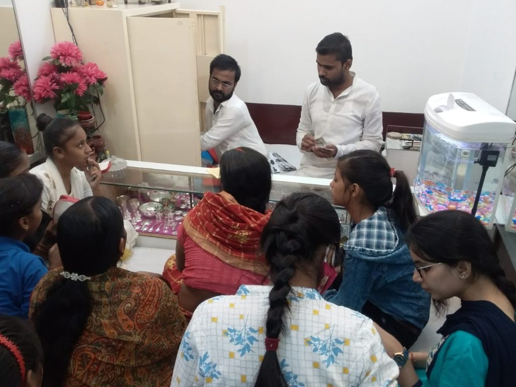 बाजार में धनतेरस की धूम