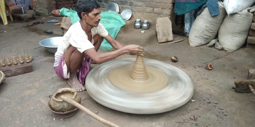 आधुनिकता के इस युग में कुम्हार के चाक का रफ्तार कम