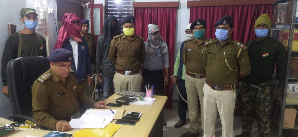 वैवाहिक समारोह से लौट रहे कार से ऐसा क्या बरामद हुआ कि चार लोग हो गए गिरफ्तार ?