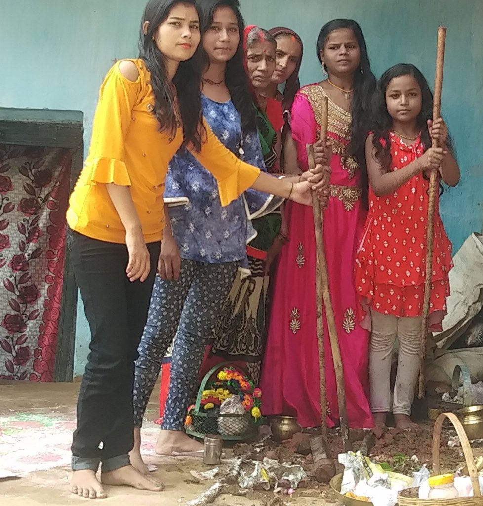 भाई दूज आज, लंबी उम्र की कामना करेंगी बहनें।