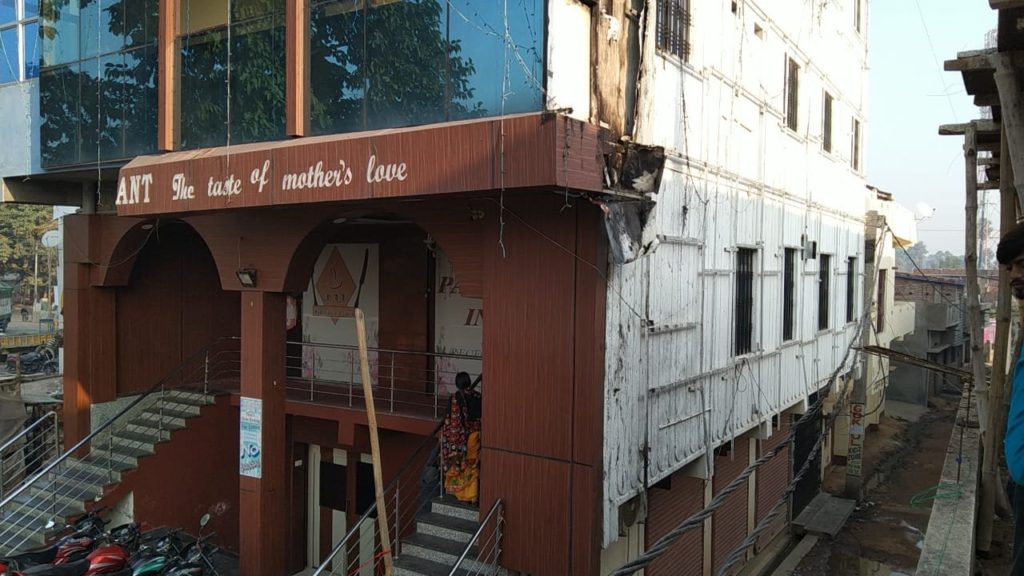 होटल में लगी भीषण आग, लाखों रुपए की संपत्ति जलकर राख, बाल -बाल बचे लोग