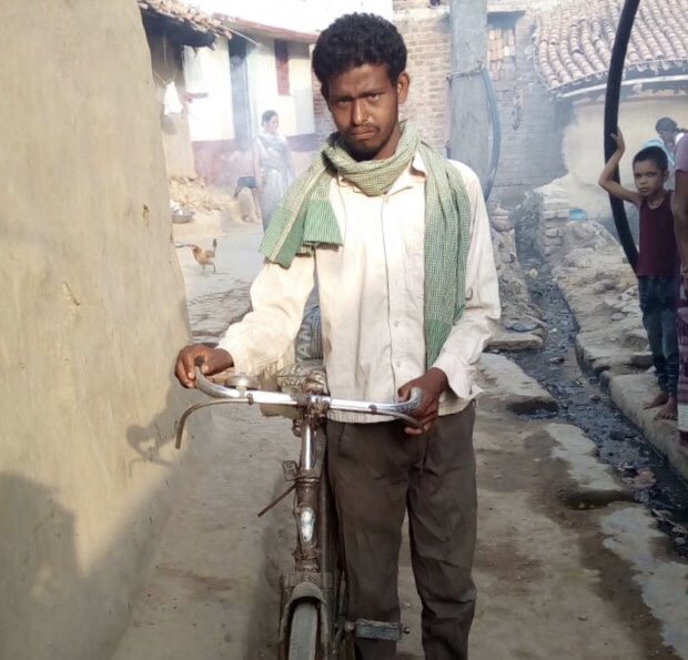 भटका हुआ ये युवक कुछ भी बोलने में असमर्थ