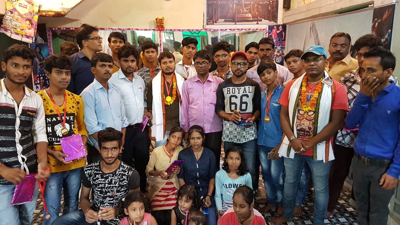 कला प्रभा संगम के द्वारा कलाकारों को किया गया सम्मानित