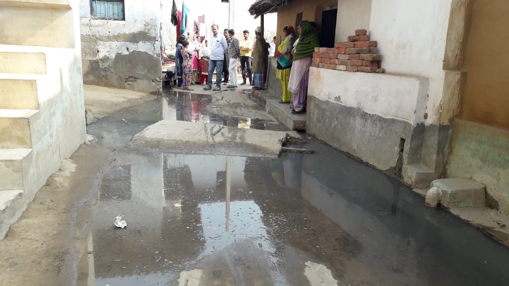 दाउदनगर में एक ऐसा मुहल्ला जहाँ नाली का पानी सड़क पर