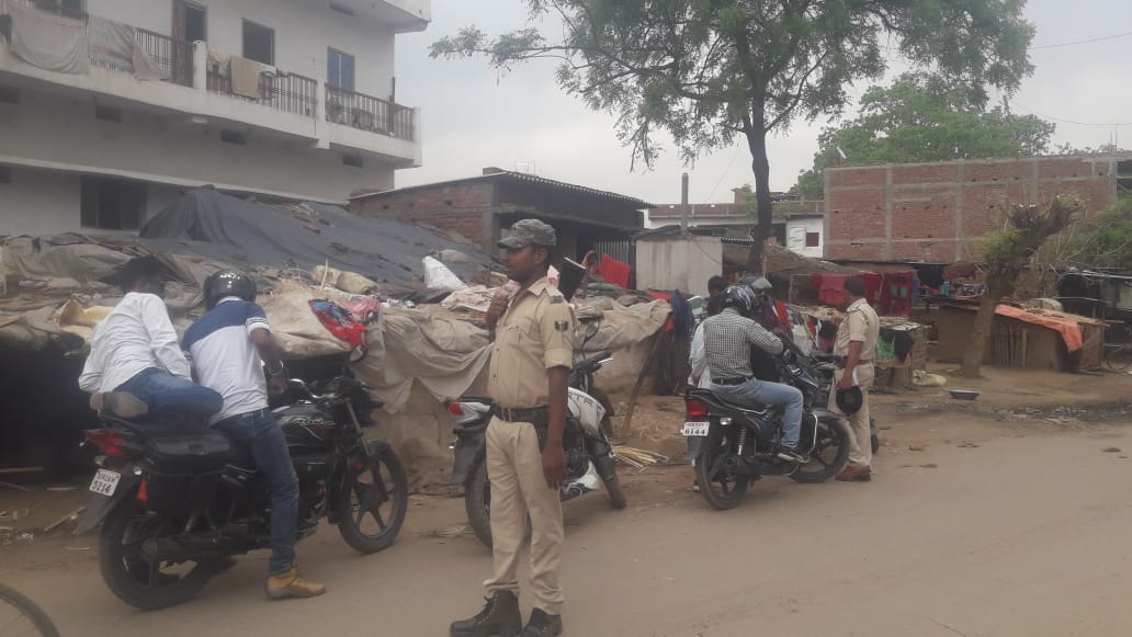 पुलिस द्वारा किया गया वाहनों की सघन जांच