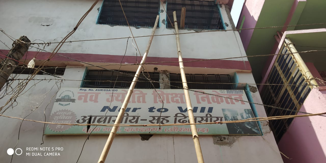 हादसे को दावत दे रहा दीवार से सटा तार