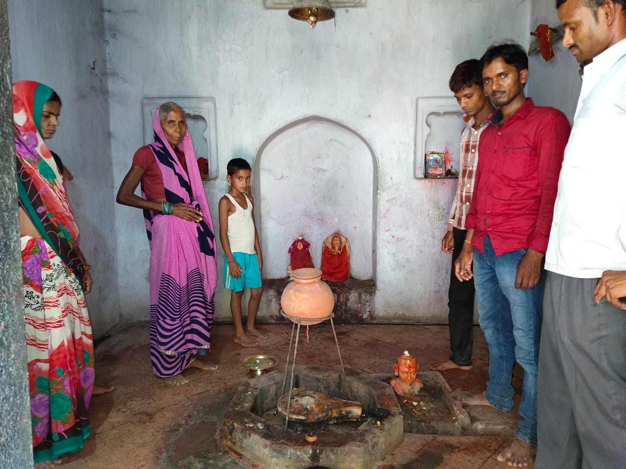 प्राचीन मंदिर से शिवलिंग की हुई चोरी