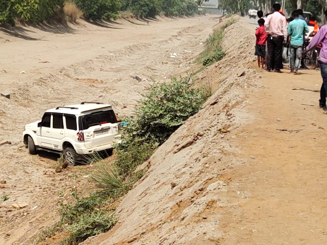 बम रोड नहर में असंतुलित होकर गिरा वाहन