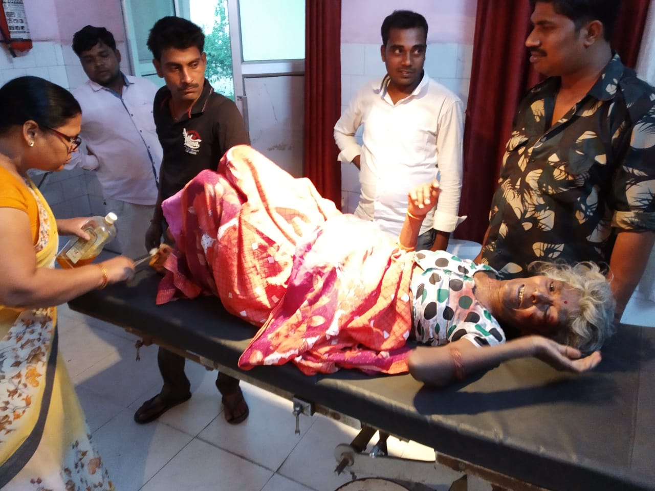 बाइक के धक्के से वृद्धा घायल