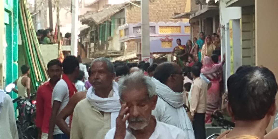 युवक का शव आते ही माहौल हुआ गमनीन।