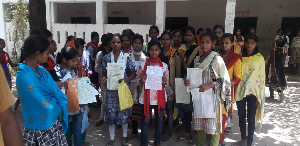 लिया जा रहा था अधिक शुल्क नामांकन के दौरान