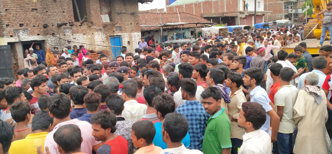 दाउदनगर औरंगाबाद मुख्य पथ पर तिवारी मुहल्ला के पास