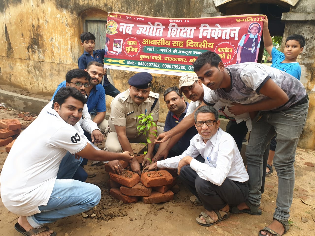 पौधा लगाने से पर्यावरण होगा संतुलित।