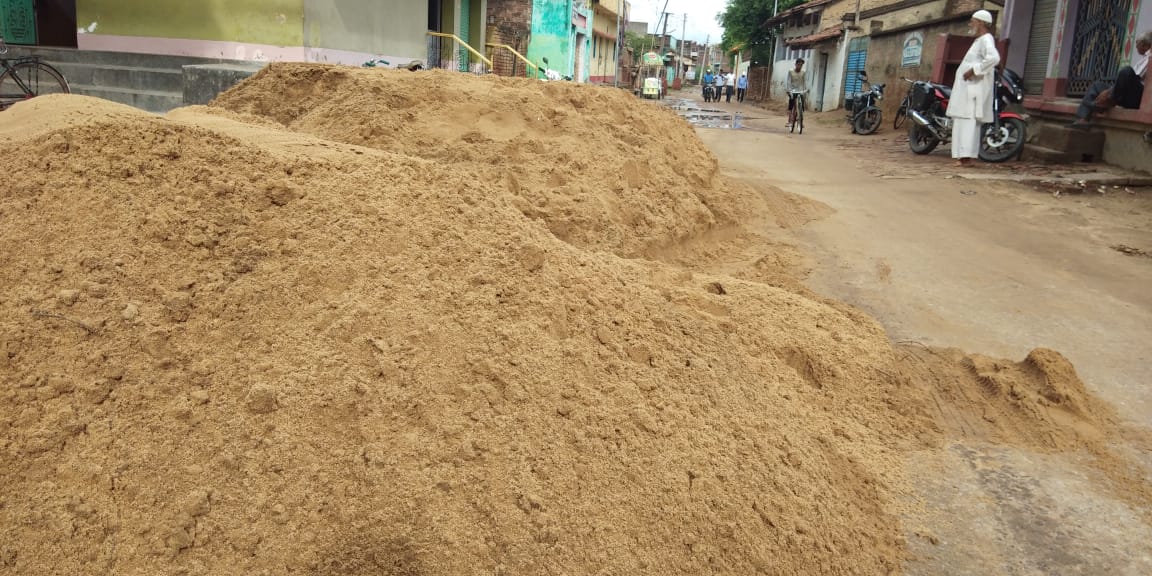 सड़क पर ही गिरा दिया जाता है बालू।