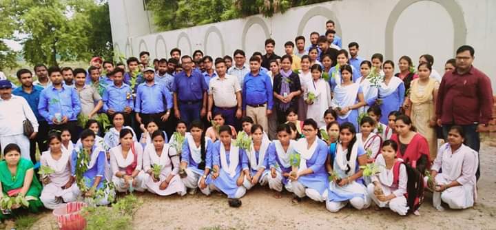 पर्यावरण संरक्षण के लिए प्रत्येक वर्ष पांच-पांच पौधे लगाने का लेना चाहिए संकल्प