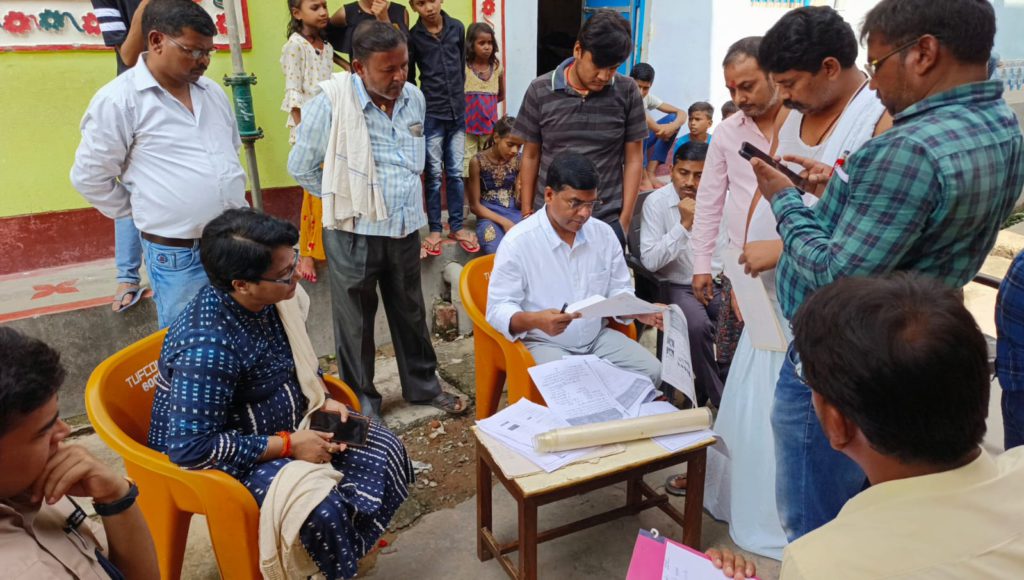 कागजात के साथ सीओ कार्यालय में पक्ष देने का निर्देश,एसडीओ ने किया निरीक्षण