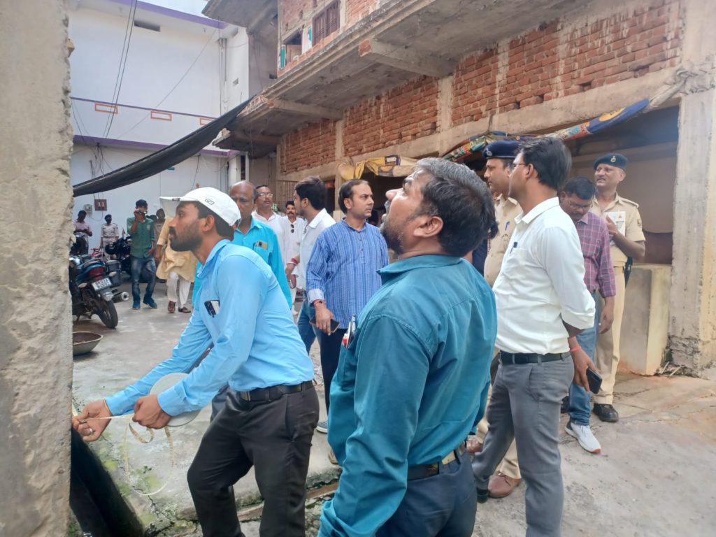 विवादित भूमि की कराई गई मापी।