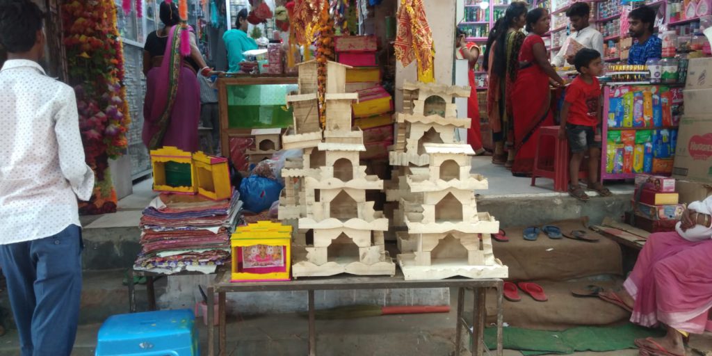 आधुनिकता की मार ऐसी पड़ी कि  घरौंदे होने लगे गुम।