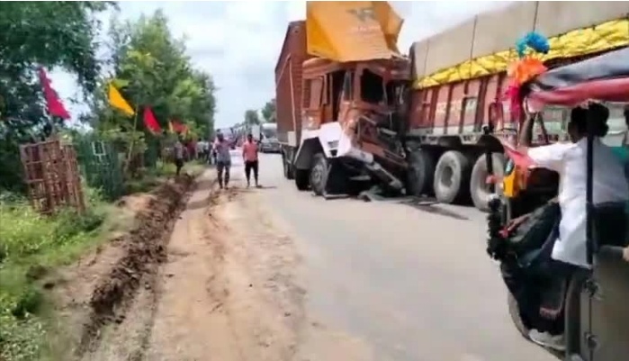 दो ट्रकों की टक्कर के कारण दाउदनगर-पटना पथ जाम